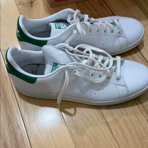 adidas men’s Stan smith White Sneakers with Green Heel Accent